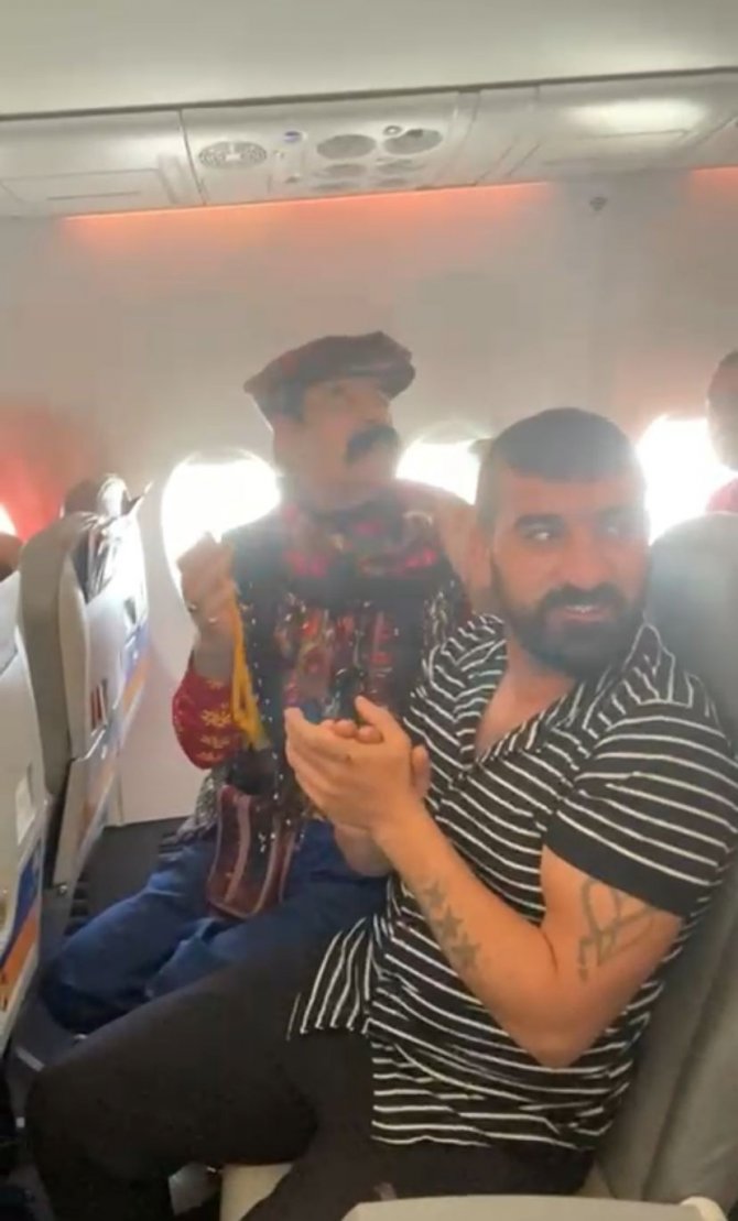 Baba ve oğul uçakta zurnalı, davullu eğlence yaptı