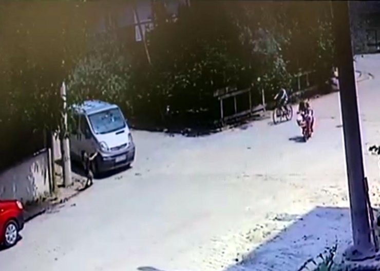 Batuhan'ın minibüsün altında kaldığı kaza kamerada 