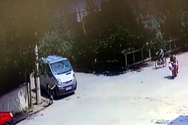 Batuhan'ın minibüsün altında kaldığı kaza kamerada 