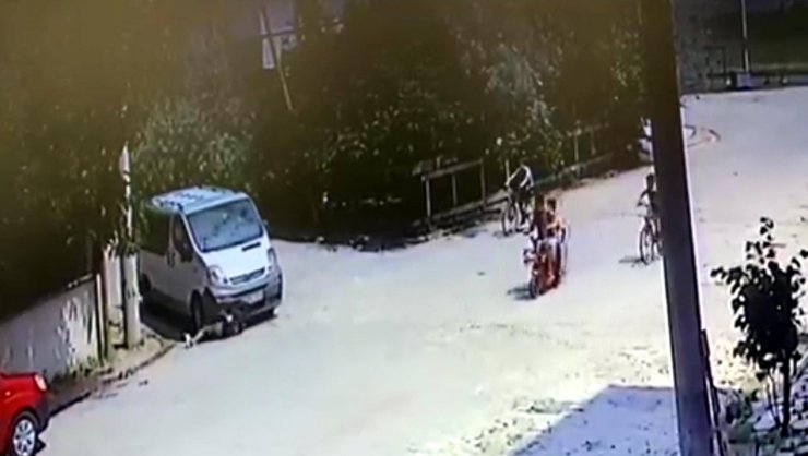 Batuhan'ın minibüsün altında kaldığı kaza kamerada 