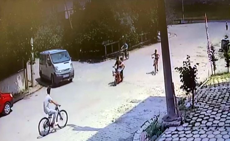 Batuhan'ın minibüsün altında kaldığı kaza kamerada 