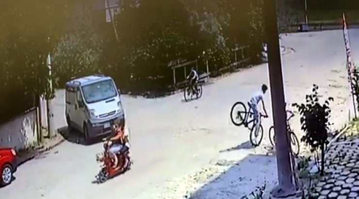 Batuhan'ın minibüsün altında kaldığı kaza kamerada 