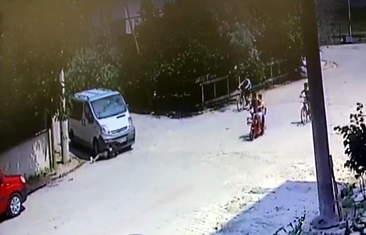 Batuhan'ın minibüsün altında kaldığı kaza kamerada 