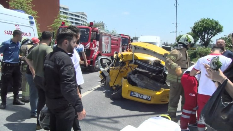 Bayrampaşa’da zincirleme kaza: 3 yaralı