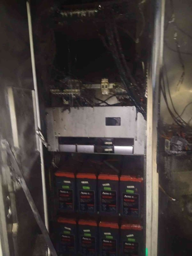 Baz istasyonunun direği alev alev yandı