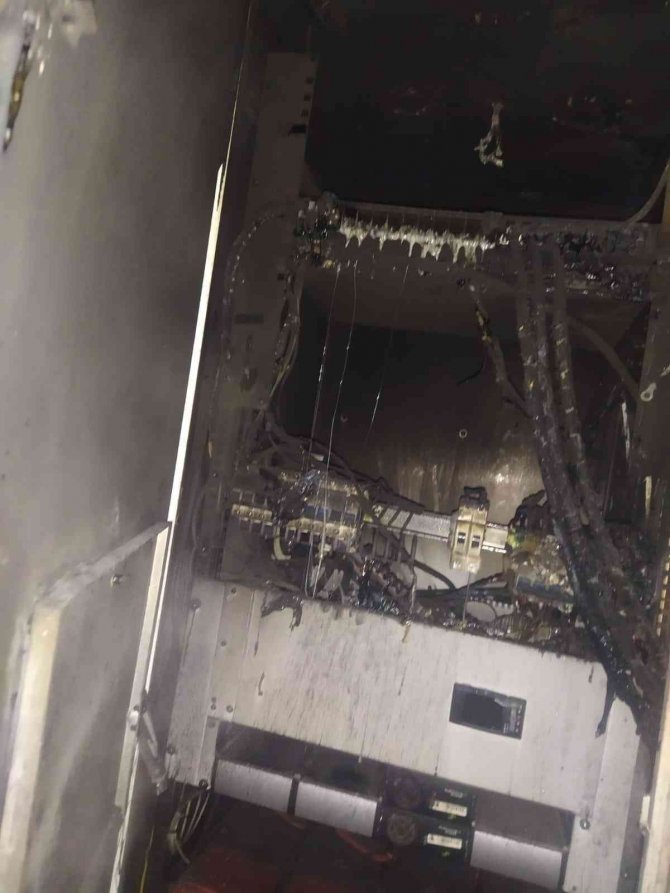 Baz istasyonunun direği alev alev yandı