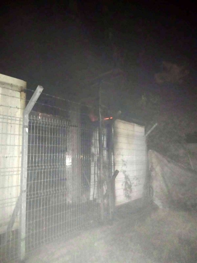 Baz istasyonunun direği alev alev yandı