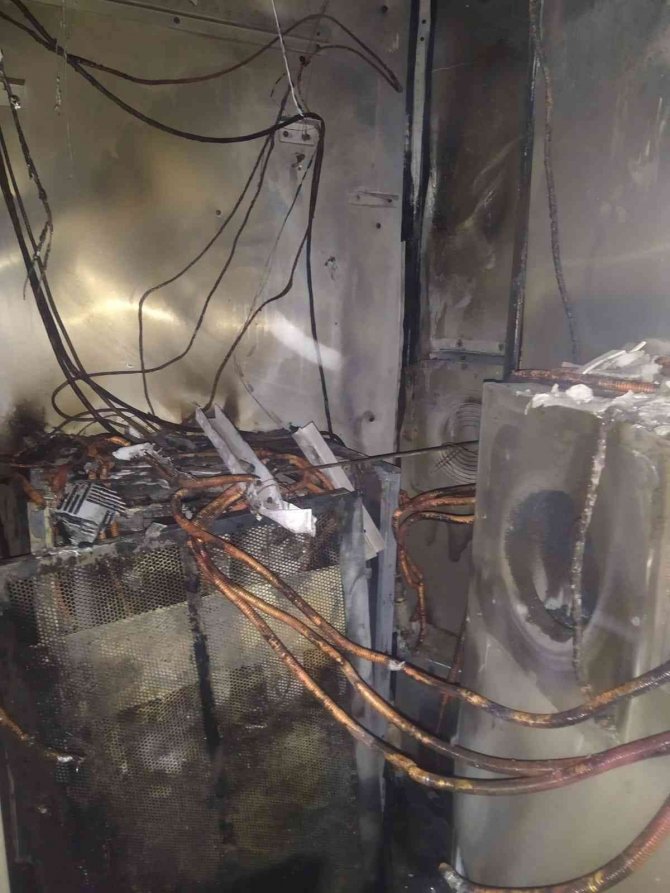 Baz istasyonunun direği alev alev yandı