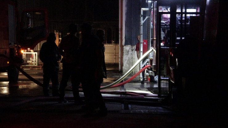 Boya fabrikası alev alev yandı