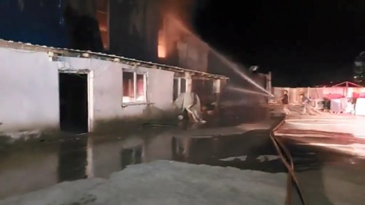 Boya fabrikası alev alev yandı