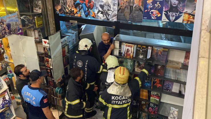 Çalıştığı kitapçıda devrilen rafların arasında mahsur kaldı
