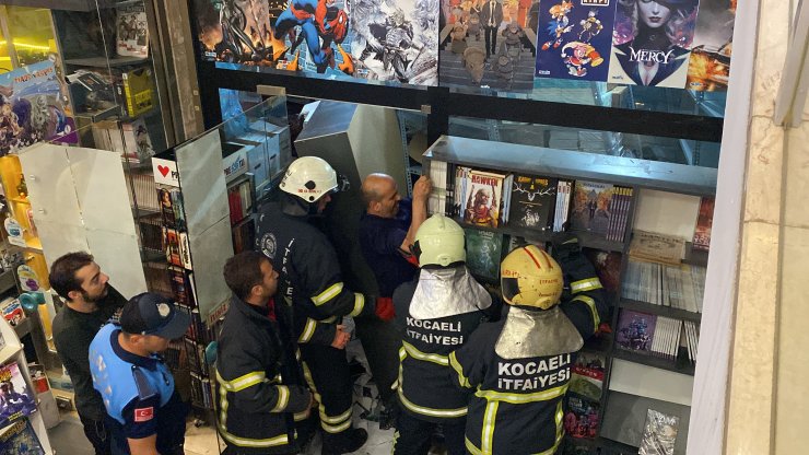 Çalıştığı kitapçıda devrilen rafların arasında mahsur kaldı