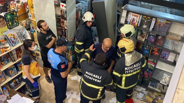Çalıştığı kitapçıda devrilen rafların arasında mahsur kaldı