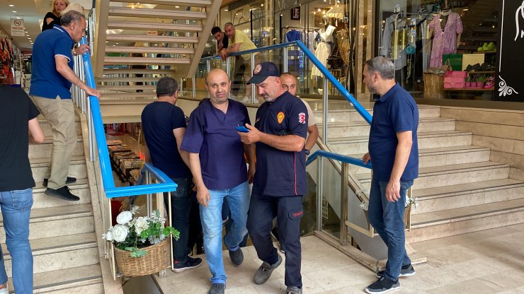 Çalıştığı kitapçıda devrilen rafların arasında mahsur kaldı