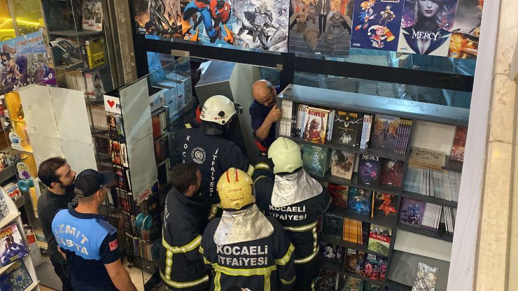 Çalıştığı kitapçıda devrilen rafların arasında mahsur kaldı