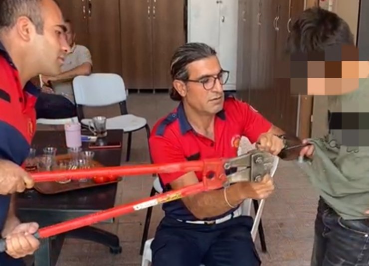 Çelik bisiklet kilidini beline kilitledi