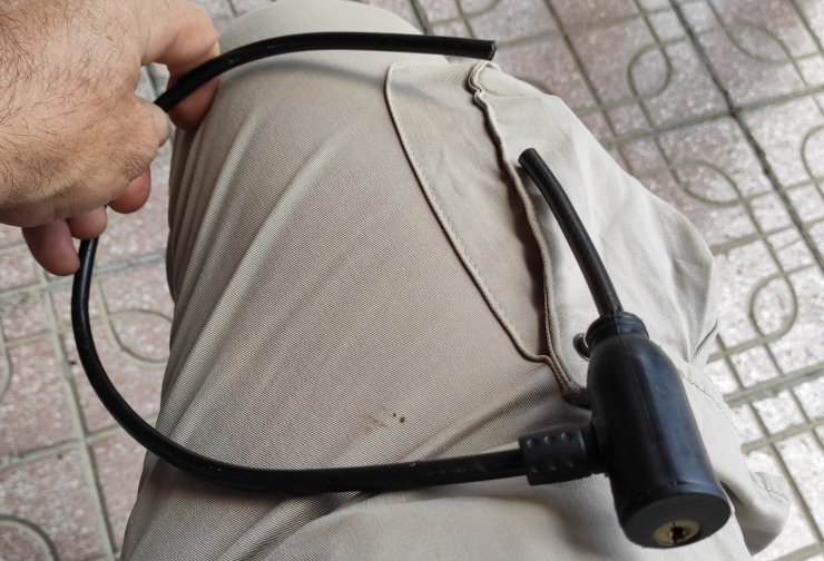 Çelik bisiklet kilidini beline kilitledi