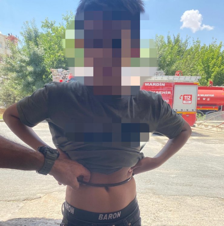 Çelik bisiklet kilidini beline kilitledi