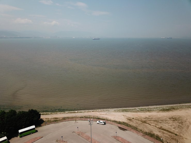 Derelerden akan sularla çamur rengini aldı