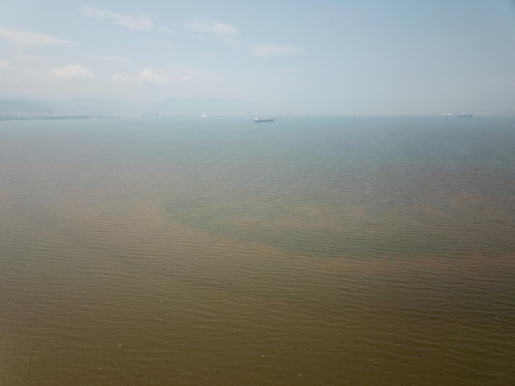 Derelerden akan sularla çamur rengini aldı