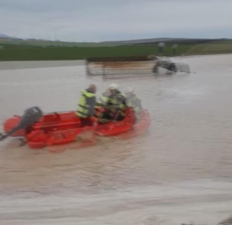 Ereğli'de selde mahsur kalan 2 kişi botla kurtarıldı