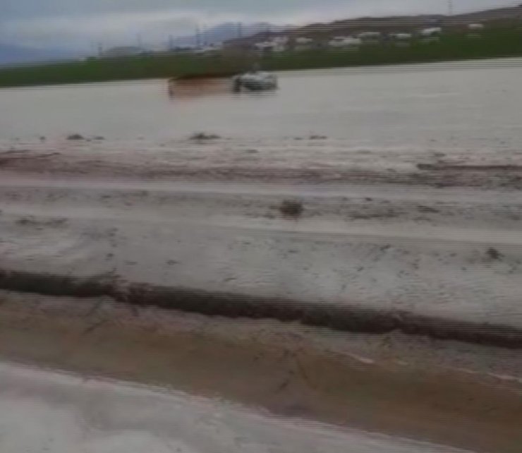 Ereğli'de selde mahsur kalan 2 kişi botla kurtarıldı