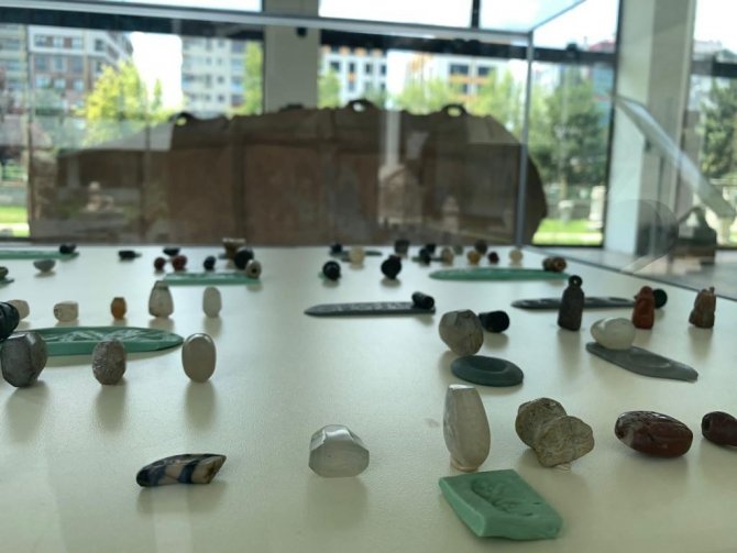 Eski çağlara ait onlarca mühür ziyaretçilerini bekliyor