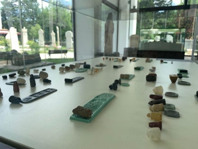 Eski çağlara ait onlarca mühür ziyaretçilerini bekliyor