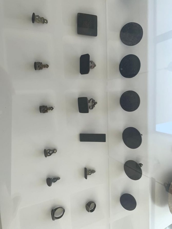 Eski çağlara ait onlarca mühür ziyaretçilerini bekliyor