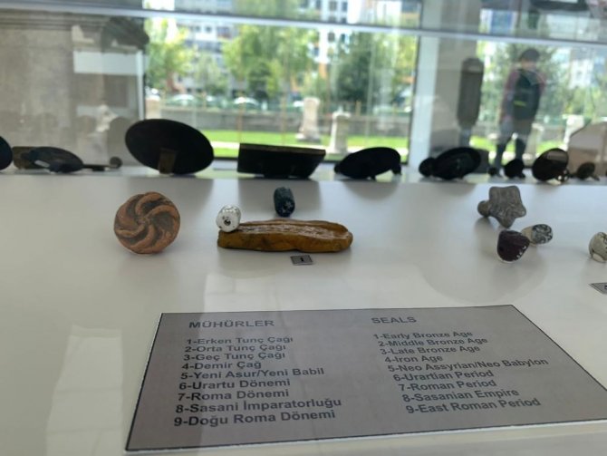 Eski çağlara ait onlarca mühür ziyaretçilerini bekliyor