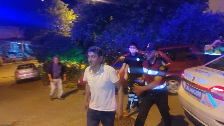 Evin duvarına çarpan otomobilin sürücüsü kaçtı