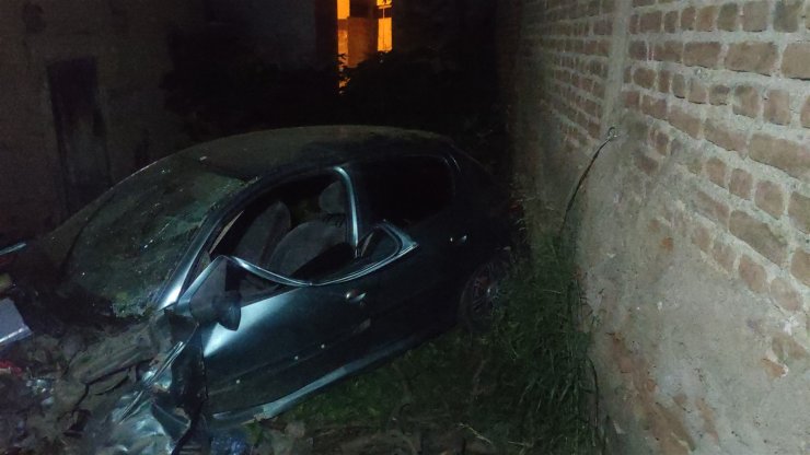 Evin duvarına çarpan otomobilin sürücüsü kaçtı