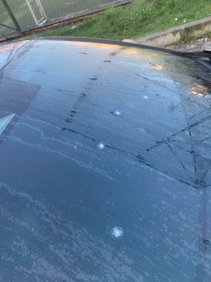 Evinin önüne park ettiği otomobili kurşunlandı