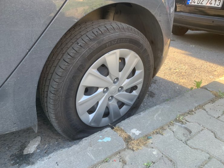 Evinin önüne park ettiği otomobili kurşunlandı