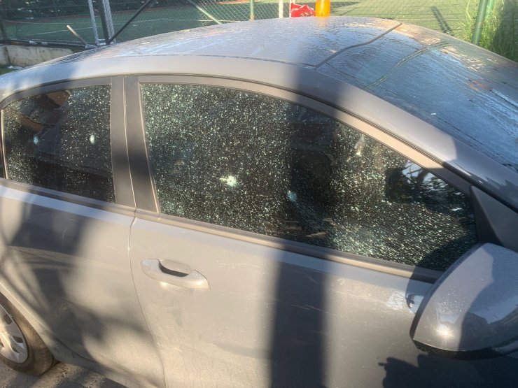 Evinin önüne park ettiği otomobili kurşunlandı