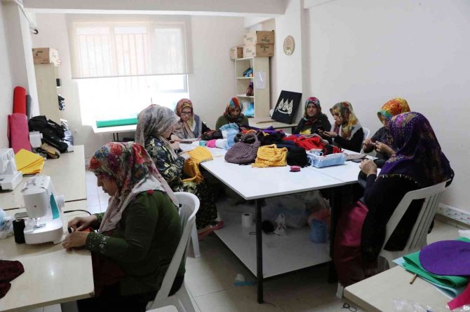 Kadınlar meslek öğrenip para kazanıyor
