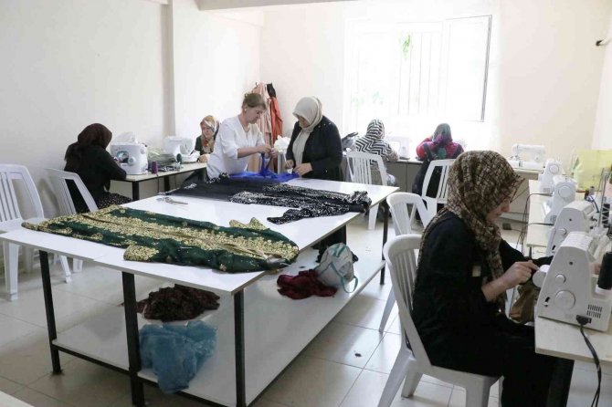 Kadınlar meslek öğrenip para kazanıyor