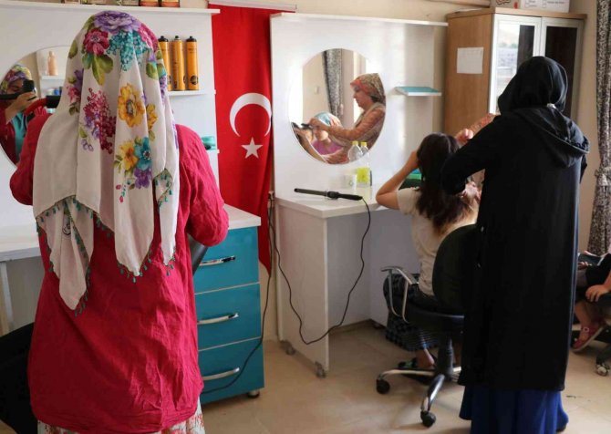 Kadınlar meslek öğrenip para kazanıyor