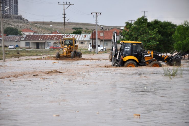 Karaman'da sağanak yağış nedeniyle dere taştı