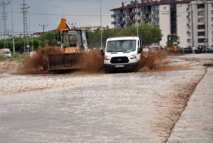Karaman'da sağanak yağış nedeniyle dere taştı