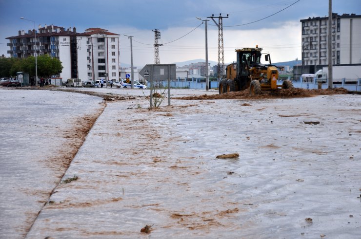Karaman'da sağanak yağış nedeniyle dere taştı