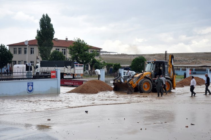 Karaman'da sağanak yağış nedeniyle dere taştı