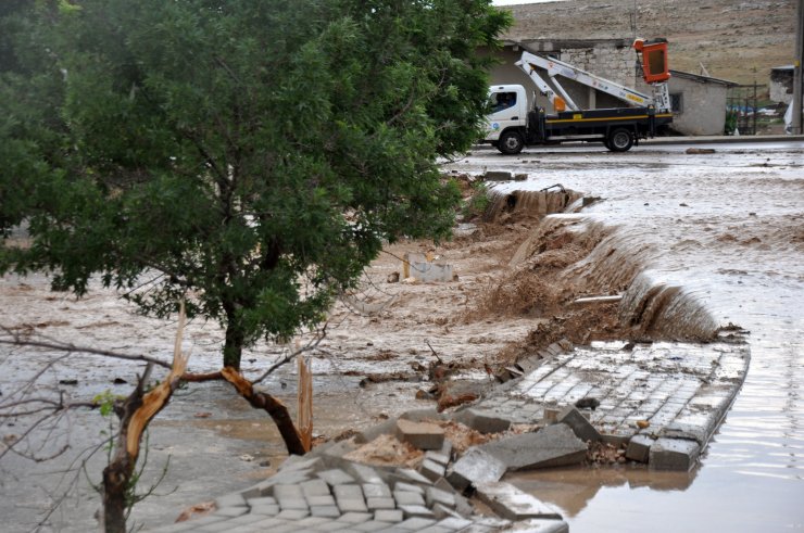 Karaman'da sağanak yağış nedeniyle dere taştı