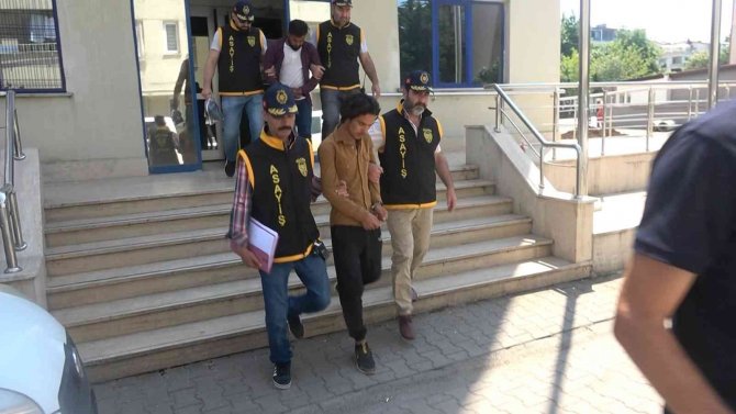 Kendilerini polis olarak tanıtan 2 telefon dolandırıcısı tutuklandı