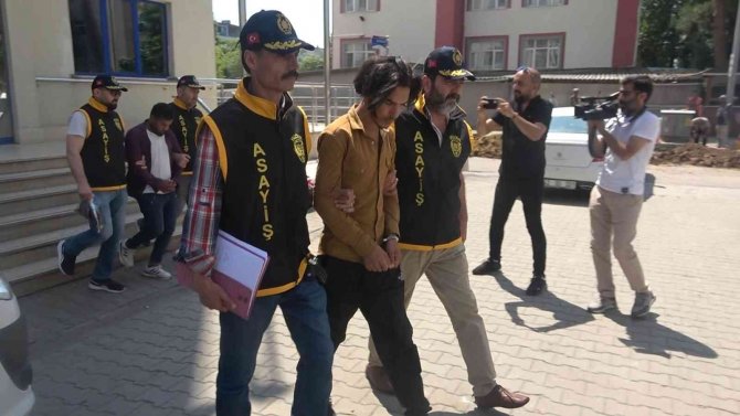 Kendilerini polis olarak tanıtan 2 telefon dolandırıcısı tutuklandı