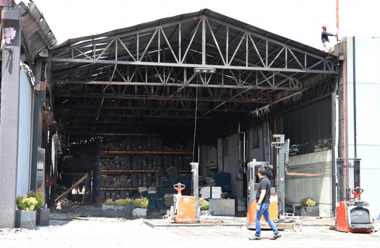 Kozmetik fabrikasındaki yangında 8 bin metrekarelik kapalı alan zarar gördü