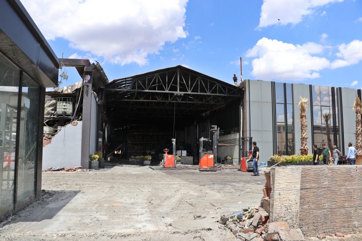 Kozmetik fabrikasındaki yangında 8 bin metrekarelik kapalı alan zarar gördü