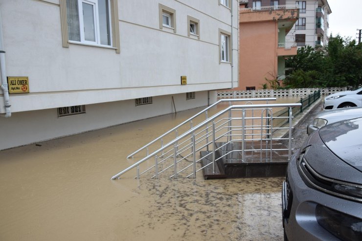 Kulu'da 5 katlı binanın zeminini su bastı