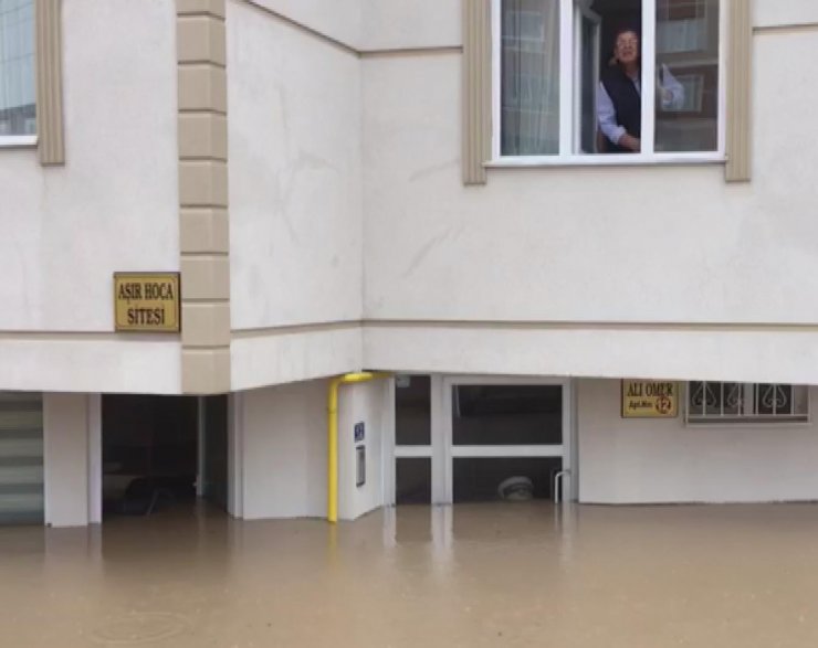 Kulu'da 5 katlı binanın zeminini su bastı