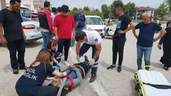 Motosiklet araca saplandı